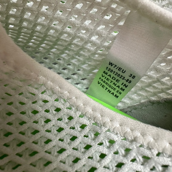 OOFOS Green and White Mesh Athletic Shoes 38 - Picture 2 of 3